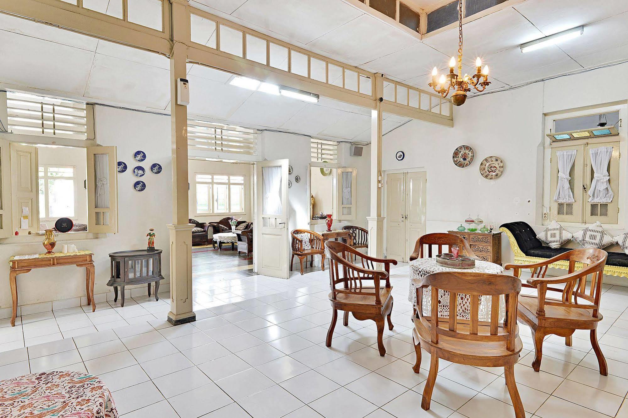 Zen Rooms Panembahan Kraton ジョグジャカルタ エクステリア 写真